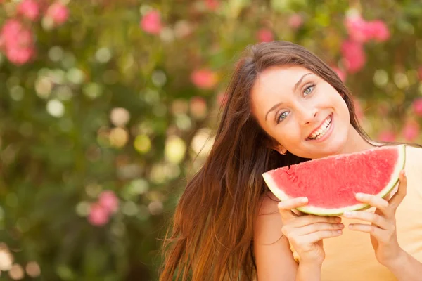 Portrait of a beautiful young woman eating watermelon — Stock Photo, Image