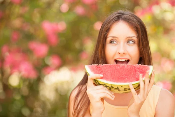 Portrait of a beautiful young woman eating watermelon — Stock Photo, Image