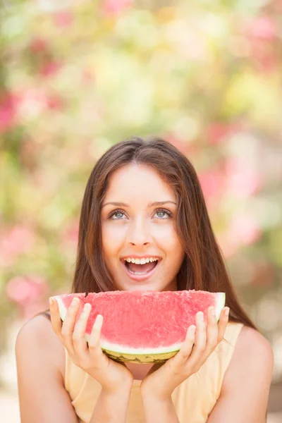 Portrait of a beautiful young woman eating watermelon — Stock Photo, Image