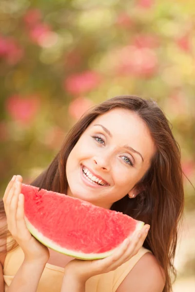 Portrait of a beautiful young woman eating watermelon — Stock Photo, Image