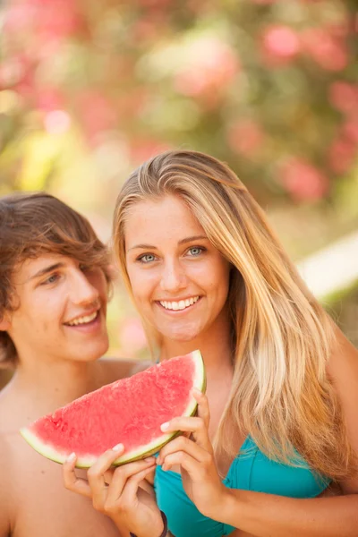 Portrait of a young beautiful couple eating watermelon — Stock Photo, Image