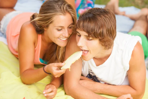 Retrato de una joven hermosa pareja comiendo melón —  Fotos de Stock