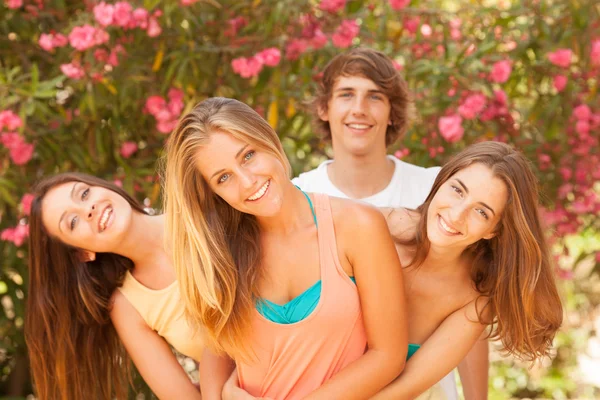 Group of teenagers enjoying at the park — Stock Photo, Image