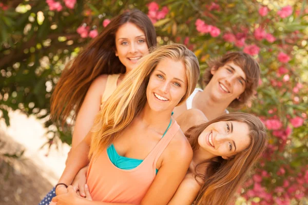 Grupo de adolescentes desfrutando no parque — Fotografia de Stock