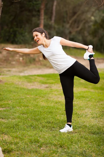 Unga vackra kvinnan stretching — Stockfoto