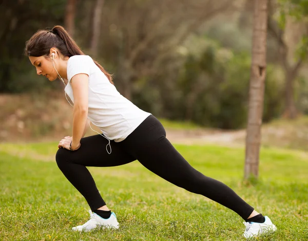 Giovane bella donna stretching — Foto Stock