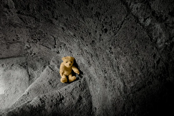 Osito de peluche en la escalera — Foto de Stock