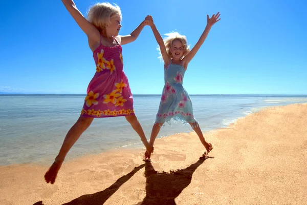 Deux filles s'amusent sur une plage tropicale Photos De Stock Libres De Droits