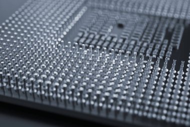Bilgisayar işlemcisi kapat. Koyu gri renkli arkaplan ya da fon. Bilgi teknolojisi duvar kağıdı. Bir bilgisayar mikroişlemcisinin kontakt ve yarı iletkenleri. Makro