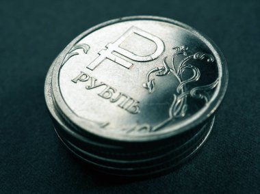 Çevirisi: Ruble. Rusya 'nın ulusal para birimi sembollü Rus 1 rublesi. Ekonomi ve finans hakkında karanlık dramatik illüstrasyon. Yakın plan.