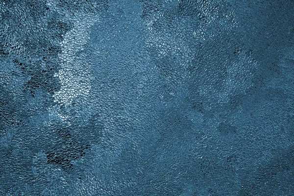 蓝色冬季背景 冰晶表面的特写 淡淡的背景 一个抽象的圣诞模式混乱的地方 冷冰冰的墙纸 — 图库照片