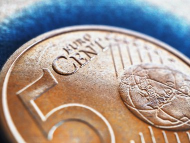 5 Euro bozukluk. Para yakın plan. Avrupa Birliği 'nde ekonomi, finans, hükümet düzenlemeleri ve yardımları hakkında canlı bir örnek. Makro