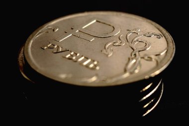 Çevirisi: Ruble. Rusya 'nın ulusal para birimi sembollü Rus 1 rublesi. Ekonomi ve finans hakkında karanlık dramatik illüstrasyon. Yakın plan.