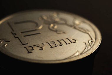 Çevirisi: Ruble. Rusya 'nın ulusal para birimi sembollü Rus 1 rublesi. Ekonomi ve finans hakkında karanlık dramatik illüstrasyon. Yakın plan.