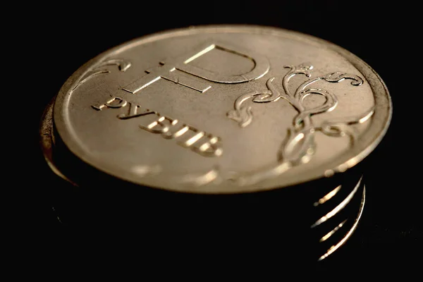 ルーブル ロシアの通貨の象徴とロシア1ルーブル硬貨 経済と金融についての暗い劇的なイラスト ストックフォト