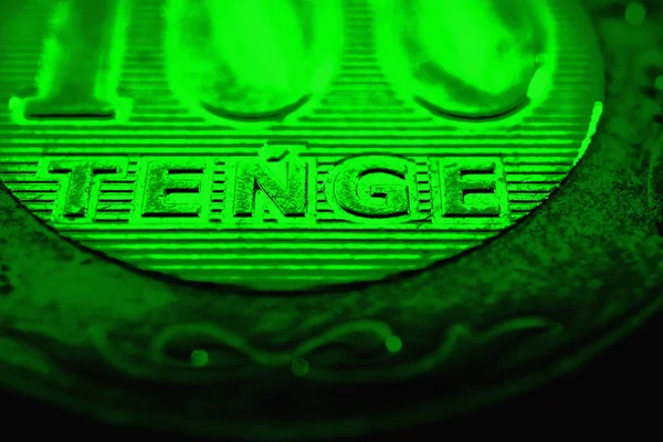 Çevirisi: tenge. Kazak madeni parasının 100 onluk parçası. Latince para biriminin adı. Kazakistan ekonomisi hakkında canlı yeşil renkli çizimler