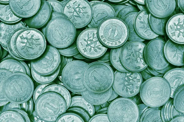 日本の経済 銀行をテーマとした背景 日本のフィールド1円硬貨のクローズアップ 青緑の着色された背景や壁紙 循環からの大まかなお金 マクロ — ストック写真