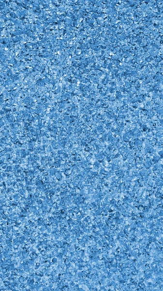 蓝色冬季背景 浅色手机壁纸 玻璃窗上的冰晶表面的特写 一个混乱的地方模式 冰水的抽象垂直背景 — 图库照片