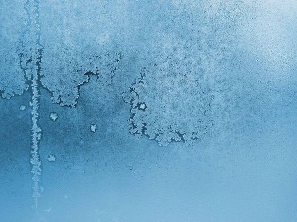 冰封蒙蒙的玻璃窗 摘要冬季背景或墙纸 冰晶和水滴蓝色的自然背景 混浊或半透明的表面 — 图库照片