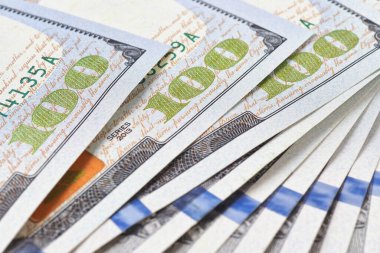 Yüz dolarlık Amerikan banknotları. Faturaların bir kısmı yakın plan. Yeni örnek para. 100 numaraya odaklan. Ekonomi, tasarruflar ve Amerikan doları. Federal rezerv notları. Makro