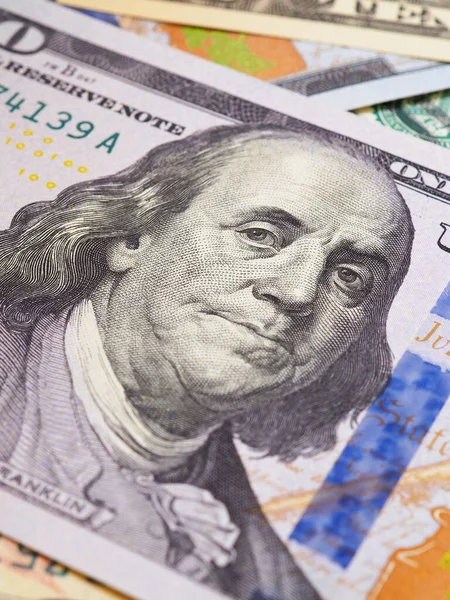 美国纸币 一张100美元的钞票盯着本杰明 富兰克林的眼睛美国钞票的特写 储蓄经济和美元 关于美国货币的纵向说明 — 图库照片