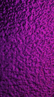 Parlak mor kış arkaplanı. Pencere camında donmuş buzun yüzeyi. Merkür dalgalanmalarına benzer, metalik parıltılı soyut bir desen. Violet cep telefonu duvar kağıdı. Yakın plan.