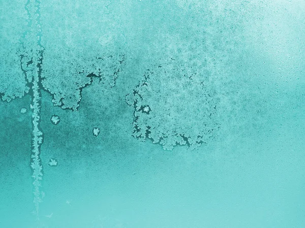 冰封蒙蒙的玻璃窗 摘要冬季水牛背景 冰晶和水滴浅绿色的墙纸 色调自然的背景 混浊或半透明的表面 — 图库照片