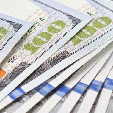 Yüz dolarlık Amerikan banknotları. Faturaların bir kısmı yakın plan. Yeni örnek para. 100 numaraya odaklan. Ekonomi, tasarruflar ve Amerikan doları. Federal rezerv notları. Kare çizimi. Makro