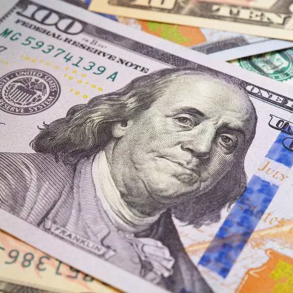 美国纸币 一张100美元的钞票盯着本杰明 富兰克林的眼睛美国钞票的特写 储蓄经济和美元 美国货币的正方形图解 — 图库照片