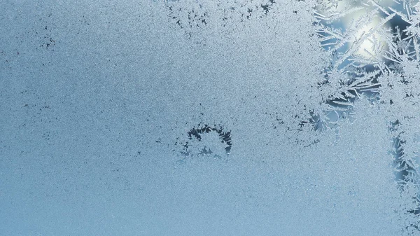 Frozen Misted Window Glass Abstract Winter Background Ice Crystals Blue — Stock Photo, Image