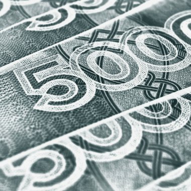 Rus banknotları 5000 ruble yakın plan. Değer figürüne odaklı bir banknot parçası. Siyah ve gri kare ters illüstrasyon. Rusya 'da banka ekonomisi ve para. Makro