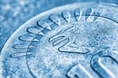 Çevirisi: Rupi. 10 rupi 'lik Hint parası. Üzerinde ulusal para birimi işareti var. Ekonomi veya Hindistan 'ın finans konularındaki paranın mavi renkli arkaplanı. Makro