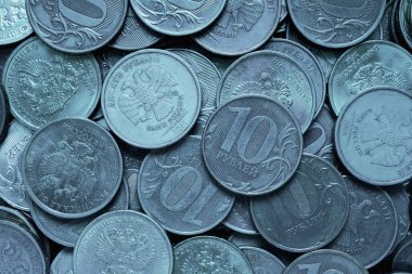 10 rublelik Rus sikkeleri. Mavi renkli arka plan. Ekonomi ve Rusya Merkez Bankası. Para desenli duvar kağıdı. Ruble fon. Kapat.