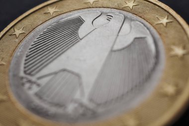 Almanya 'da çıkarılan 1 avroluk madeni para. Federal Kartal 'ın başına odaklan. Ekonomik arkaplan ya da fon. Avrupa Birliği parası. Avro bölgesi ekonomi haberleri. Makro