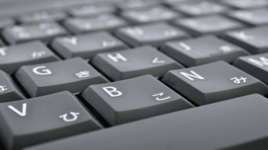 Japonca daktilo. Siyah dizüstü bilgisayar klavyesi. Hiragana düğmelerindeki semboller. Japonya 'da elektronik ticaret. Bilişim teknolojileri ve veri depolama. Bilgisayar arkaplanı veya duvar kağıdı