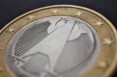 Almanya 'da çıkarılan 1 avroluk madeni para. Federal Kartal 'ın başına odaklan. Ekonomik arkaplan ya da fon. Avrupa Birliği parası. Avro bölgesi ekonomi haberleri. Makro