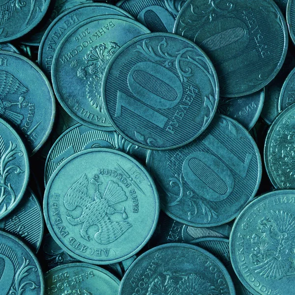 10ルーブルのロシアの硬貨の表面 正方形のターコイズ着色のイラスト ロシア中央銀行と経済 マネー ルーブルの質感の背景 クローズアップフラットレイ — ストック写真