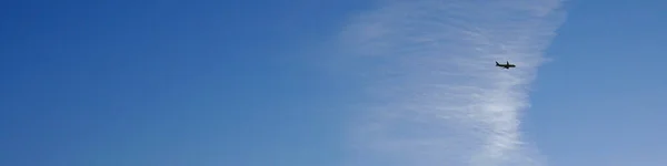 Egy Repülő Repül Távolban Repülőgép Levegőben Kék Fehér Felhők Banner — Stock Fotó