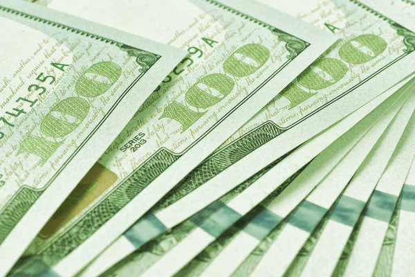 100ドルのアメリカの銀行券 ノートのフラグメントを閉じます 100の桁に集中しろ 経済のお金の節約とドル 薄い緑の着色されたバナーや見出し マクロ — ストック写真