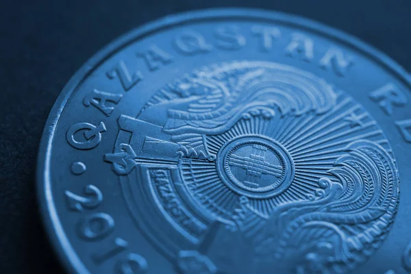 カザフスタン カザフスタン国の紋章と50の緊張コインとShanyrakに焦点を当てます 青の着色された背景や経済についての壁紙 マクロ ロイヤリティフリーのストック画像