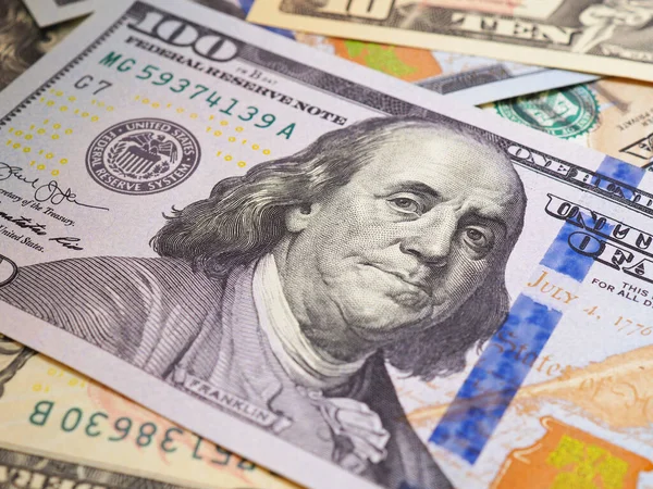 美国纸币 一张100美元的钞票盯着本杰明 富兰克林的眼睛美国钞票的特写 储蓄经济和美元 — 图库照片