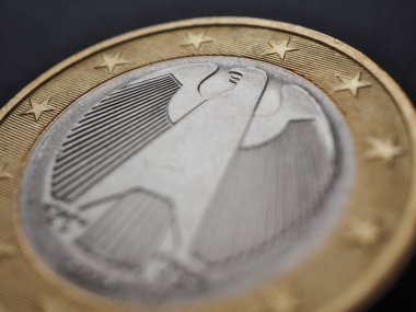 Almanya 'da çıkarılan 1 avroluk madeni para. Federal Kartal 'ın başına odaklan. Ekonomik arkaplan ya da fon. Avrupa Birliği parası. Avro bölgesi ekonomi haberleri. Makro