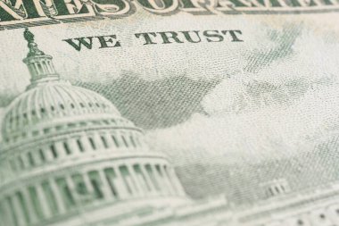 Amerikan kağıt para geçmişi. Capitol 'ü gösteren 50 dolarlık banknotun bir parçası. ABD banknotları yakın plan. Kamu borcu ve Amerikan doları hakkında bir fon. Tahviller ve hazineler. Makro