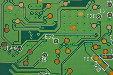 Yeşil baskılı PCB sabit disk. Yazdırılmış kablo panosu PWB yakın plan. İletken kalıplar. Bilgisayar donanımı ve ekipmanı hakkında arka plan ya da duvar kağıdı. Güçlü makro
