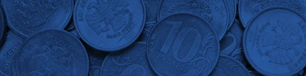 Superficie Muchas Monedas Rusas Rublo Banner Tintado Azul Titular Oscuro — Foto de Stock