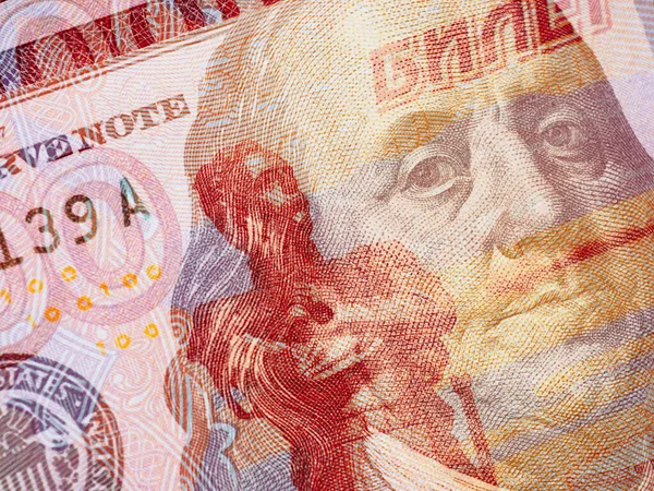러시아와 미국의 지폐의 파편들 정리되었다 고돈도 000 지폐와 100 환율에 — 스톡 사진