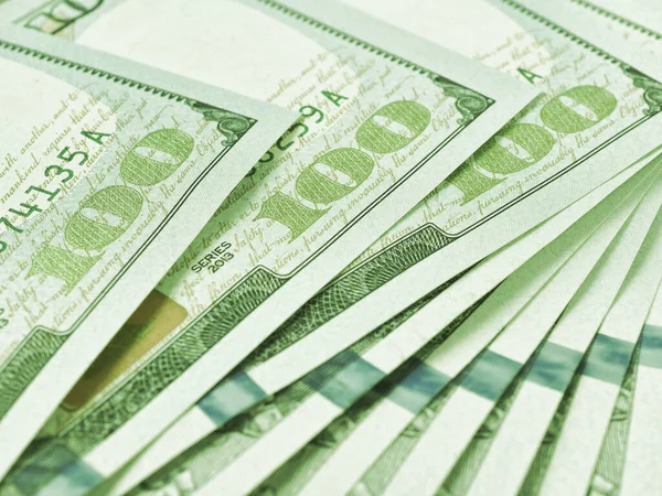 100ドルのアメリカの銀行券 ノートのフラグメントを閉じます 100の桁に集中しろ 経済のお金の節約とドル 薄い緑の着色されたバナーや見出し マクロ — ストック写真