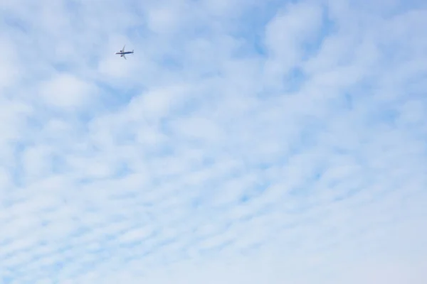 Utasszállító Repülőgép Messzire Repül Kék Égen Fehér Felhőkben Légi Jármű — Stock Fotó