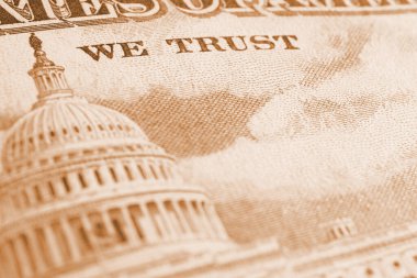 Amerikan kağıt para geçmişi. Capitol 'ü gösteren 50 dolarlık banknotun bir parçası. ABD banknotları yakın plan. Açık kahverengi renkli duvar kağıdı. Kamu borcu ve Amerikan doları. Tahviller ve hazineler. Makro