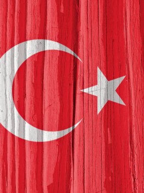 Kuru ahşap bir yüzey üzerinde Türk bayrağı parçası. Eski ahşap ile parlak dikey çizim. Türkiye 'nin resmi sembolü. Sert gölgeli güneş ışığı